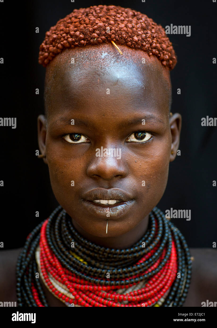 Porträt eines Mädchens Karo Stamm mit Kaffeebohnen Frisur, Korcho Dorf, Omo-Tal Äthiopien Stockfoto