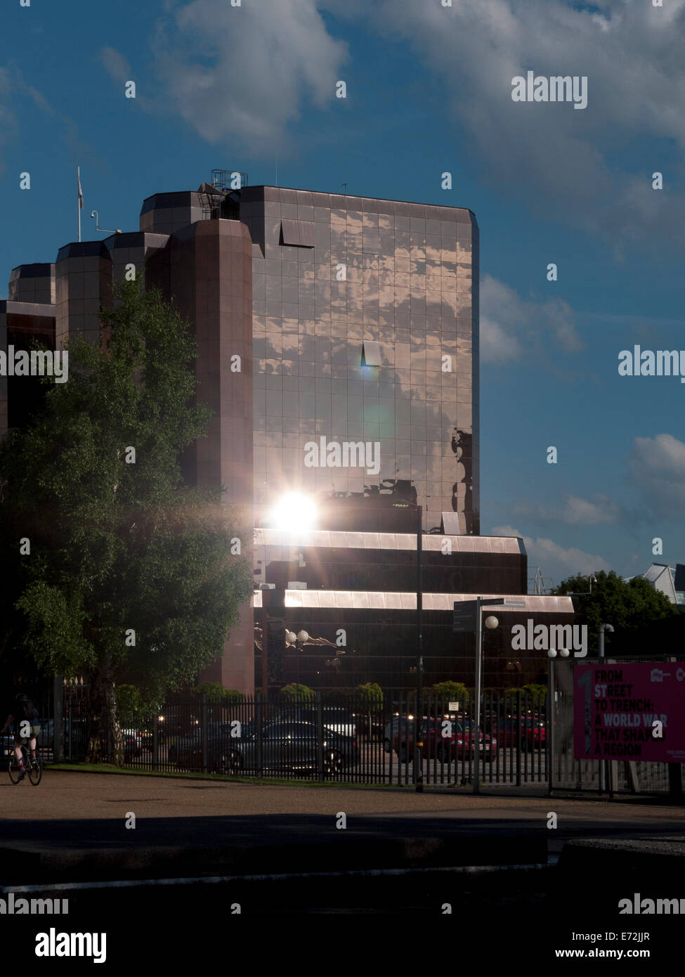 Die Sonne spiegelt sich in den Quay West Gebäude, Salford Quays, Manchester, England, UK Stockfoto