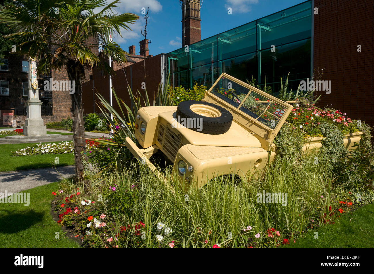 Jeep floral anzeigen bei Gallipoli Gärten, Fusilier Museum, Silver Street, Bury, Greater Manchester, England, UK Stockfoto