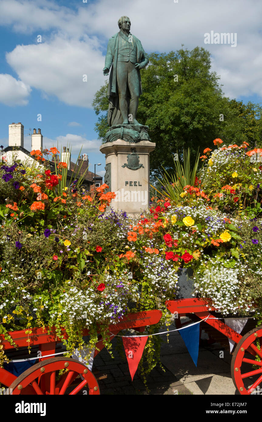 Blütenpracht und Statue von Sir Robert Peel, Marktplatz, Bury, Greater Manchester, England, UK Stockfoto