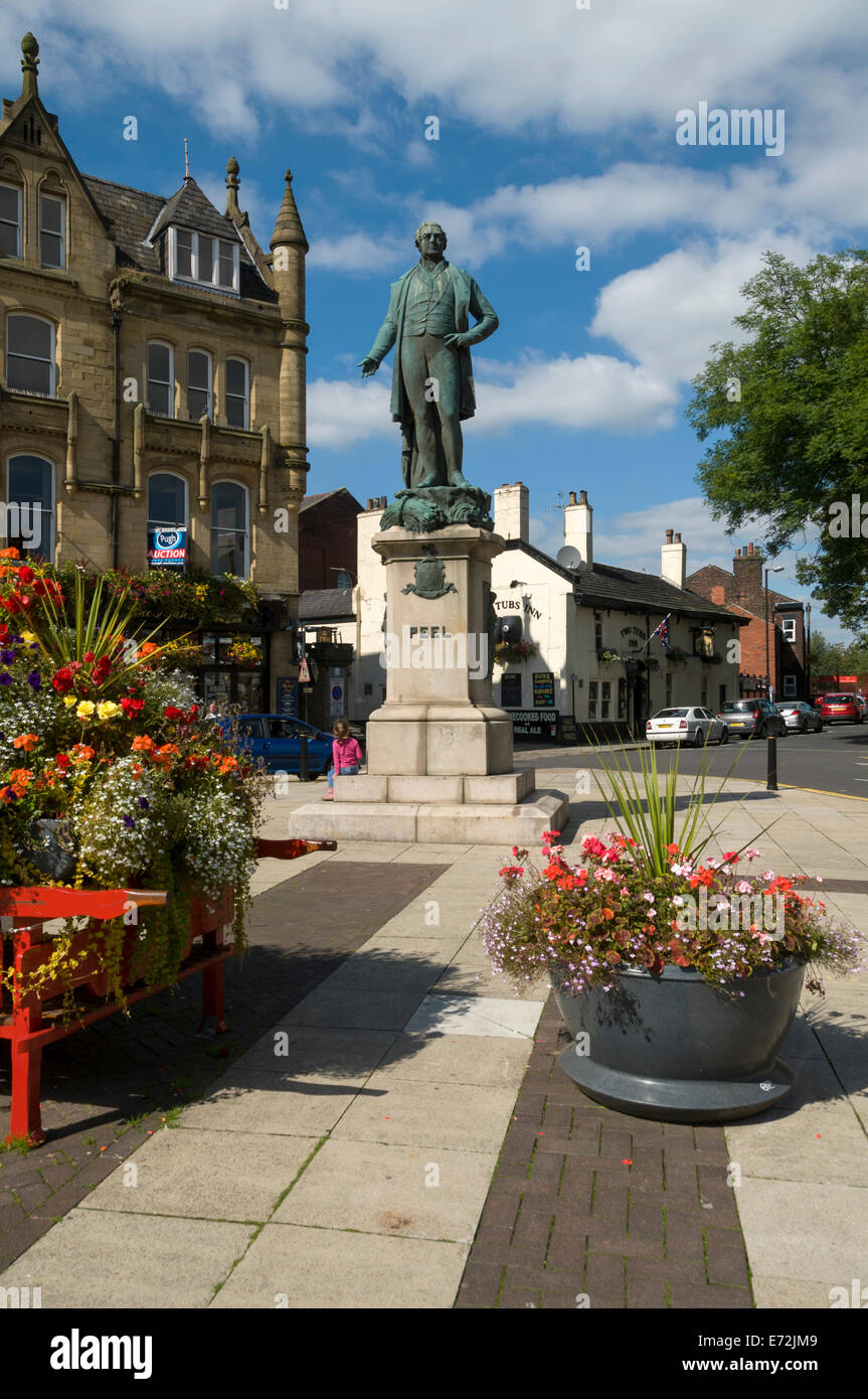 Blütenpracht und Statue von Sir Robert Peel, Marktplatz, Bury, Greater Manchester, England, UK Stockfoto