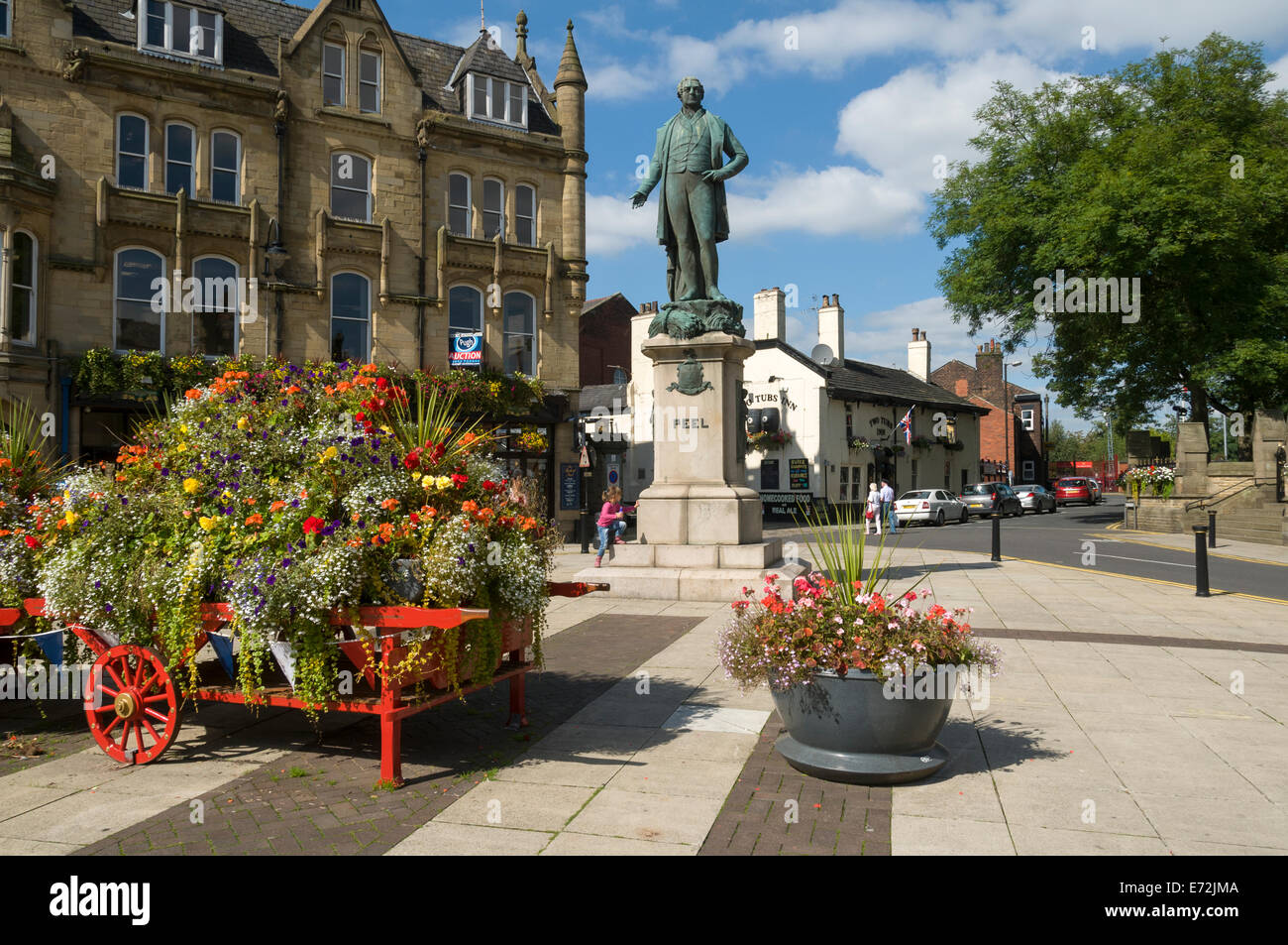 Blütenpracht und Statue von Sir Robert Peel, Marktplatz, Bury, Greater Manchester, England, UK Stockfoto