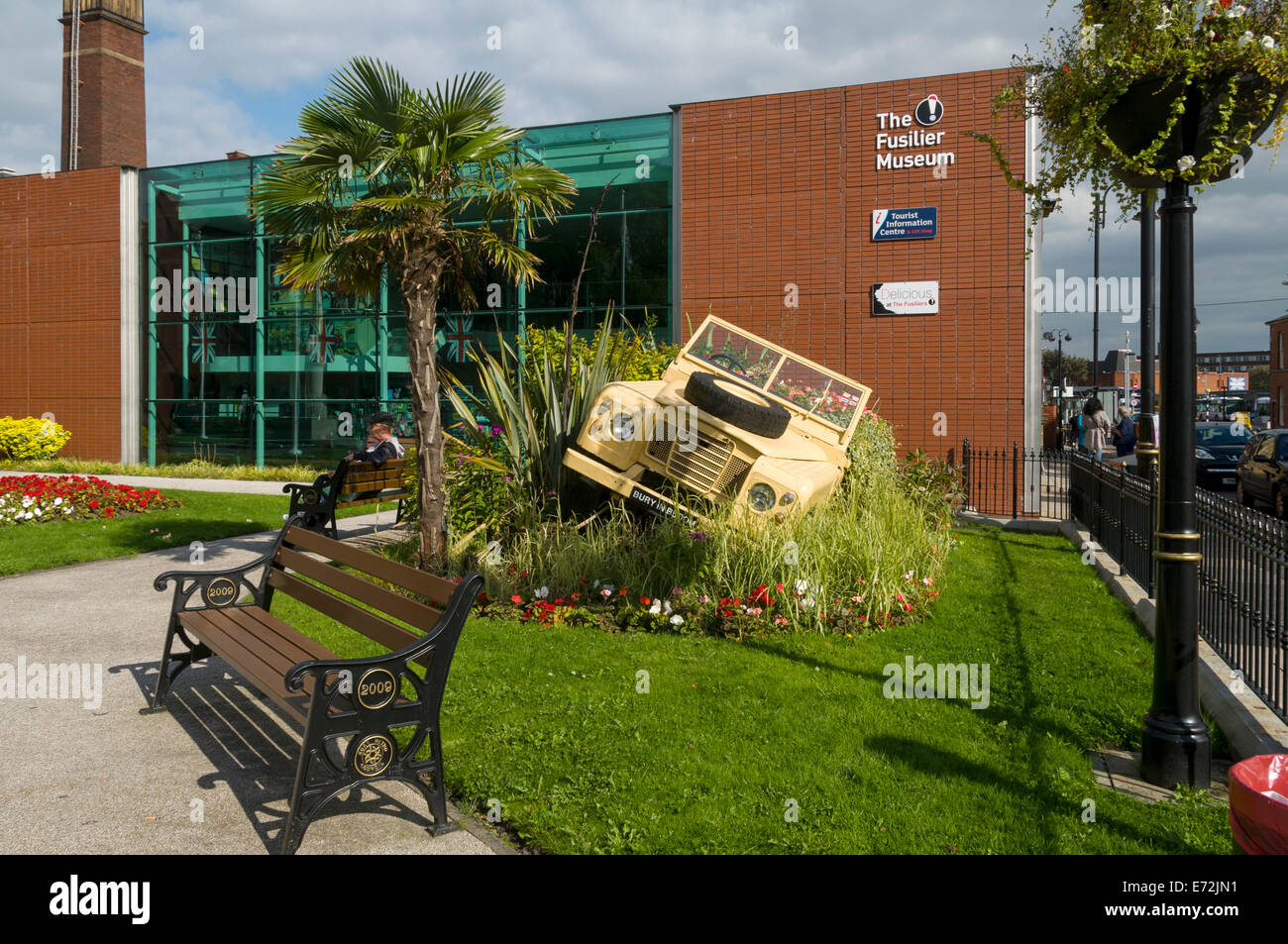 Jeep floral anzeigen bei Gallipoli Gärten, Fusilier Museum, Silver Street, Bury, Greater Manchester, England, UK Stockfoto