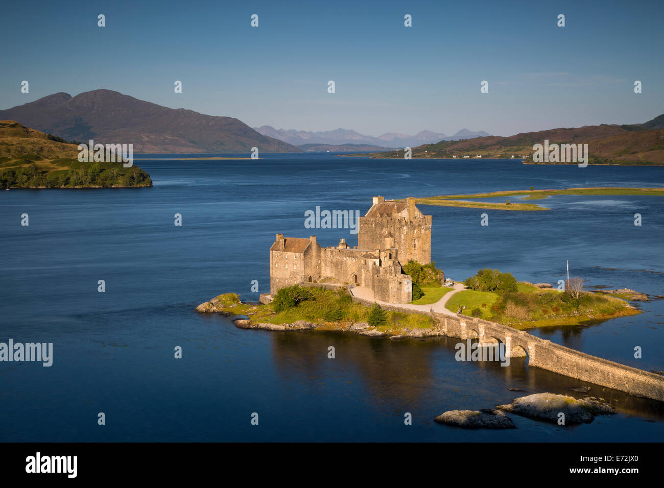 Am frühen Morgen über Eilean Donan Castle am Loch Duich, Dornie, Highlands, Schottland Stockfoto