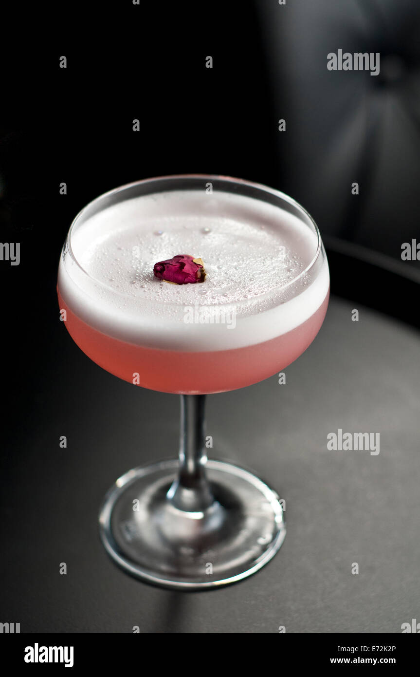 Rose und Gin cocktail mit Yuzu Zitrone Stockfoto