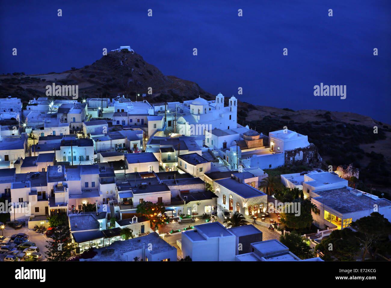 Panoramablick Nachtansicht von Plaka Dorf ("Hauptstadt" der Insel Milos) und die Bucht von Milos, Kykladen, Griechenland Stockfoto