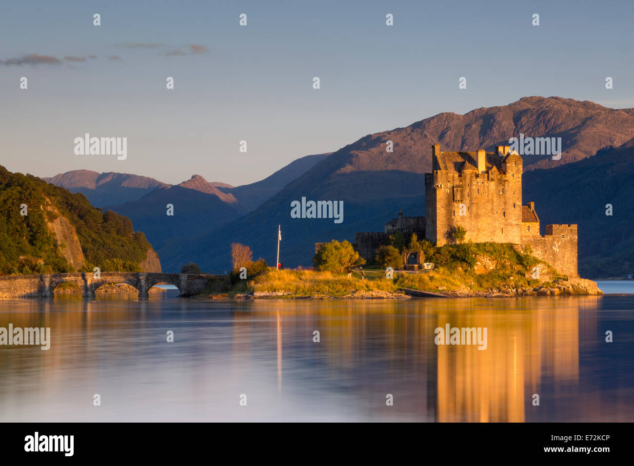 Einstellung Sonnenlicht auf Eilean Donan Castle am Loch Duich, Dornie, Highlands, Schottland Stockfoto