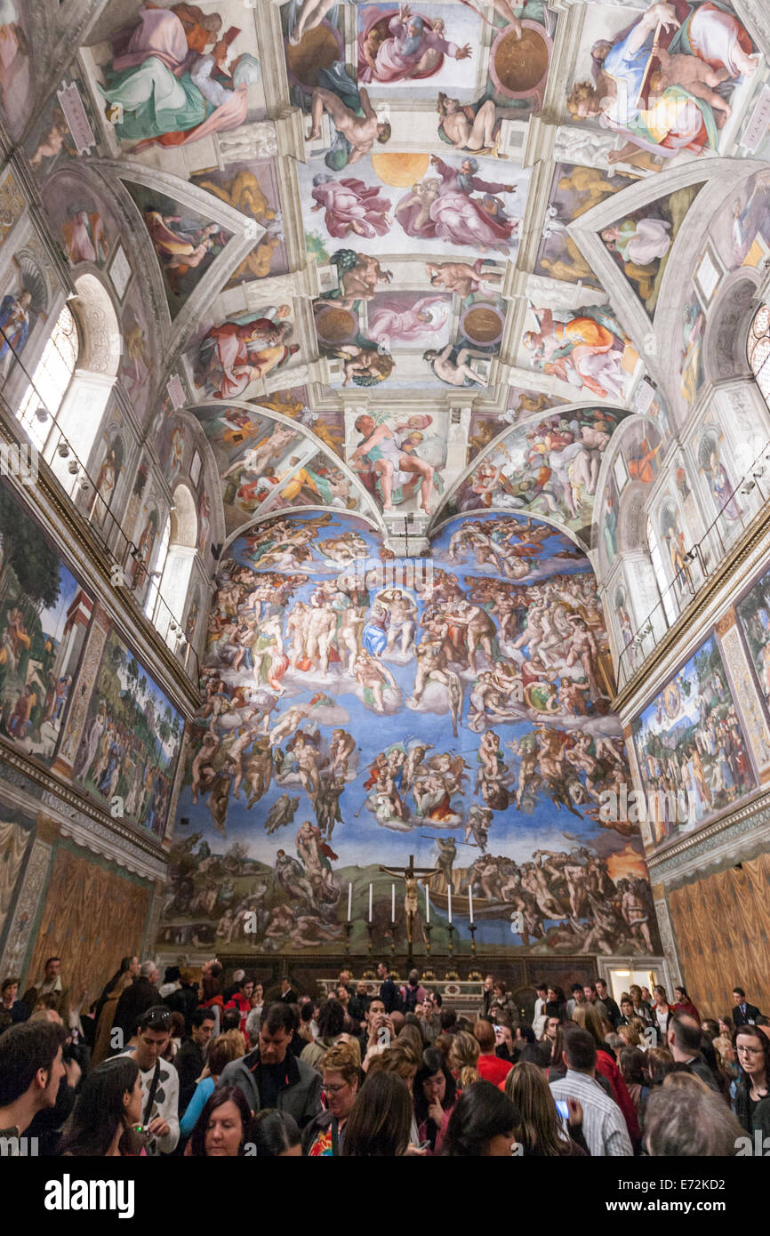 Überfüllte Sixtinische Kapelle von Michelangelo das jüngste Gericht, Stockfoto