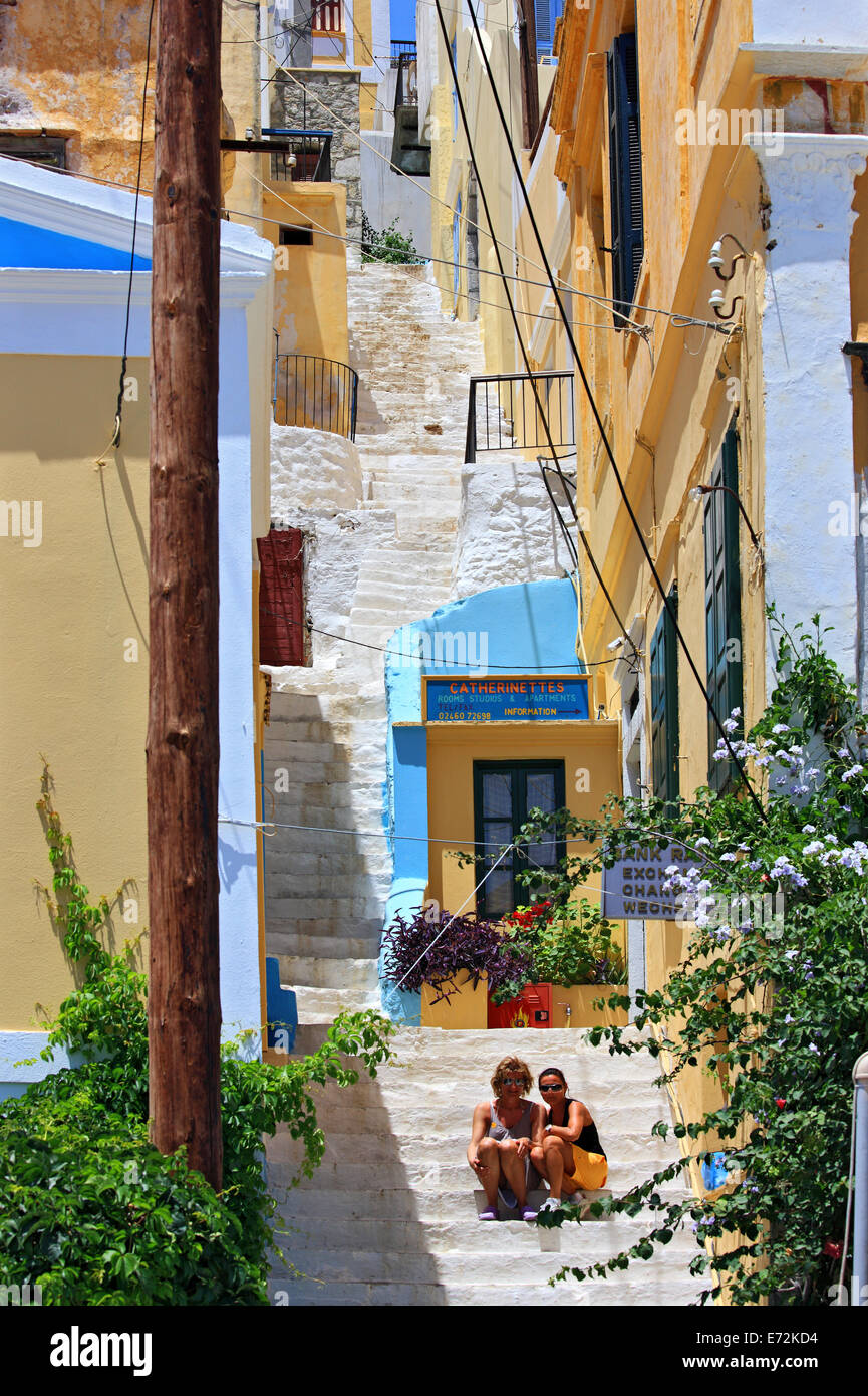 Griechenland, Insel Symi, Dodekanes. Schöne Treppe am Gyalos, Hauptstadt und Haupthafen der Insel. Stockfoto