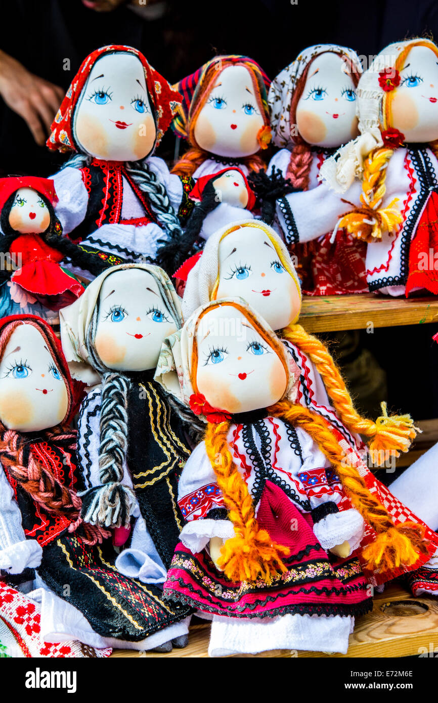 Schöne Mädchen Spielzeug: rumänische handgefertigte Puppen in Tradiditional Kostüm Stockfoto