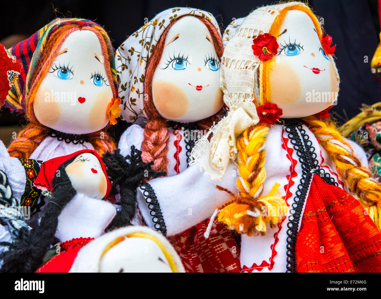 Schöne Mädchen Spielzeug: rumänische handgefertigte Puppen in Tradiditional Kostüm Stockfoto