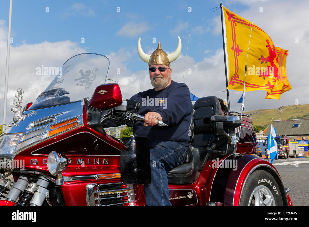 Mann trägt Wikinger-Helm auf seinem motor Trike Goldwing und fliegen Lion Rampant schottische Flagge während der Viking Festival, Stockfoto