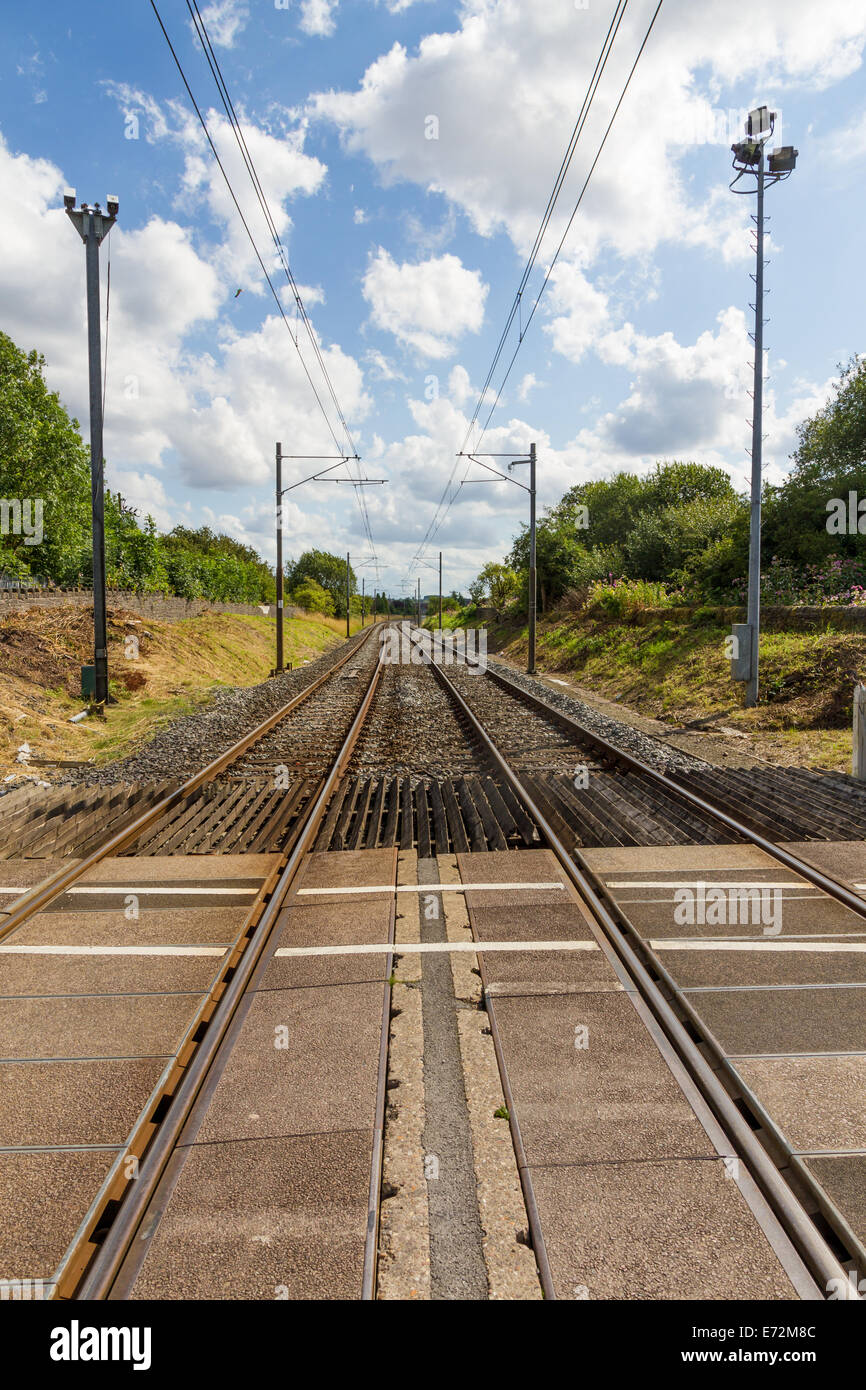 Bahn-Straßenbahn-Linien bei Hagside Bahnübergang begraben Radcliffe Manchester Metrolink Straßenbahn unterwegs Stockfoto