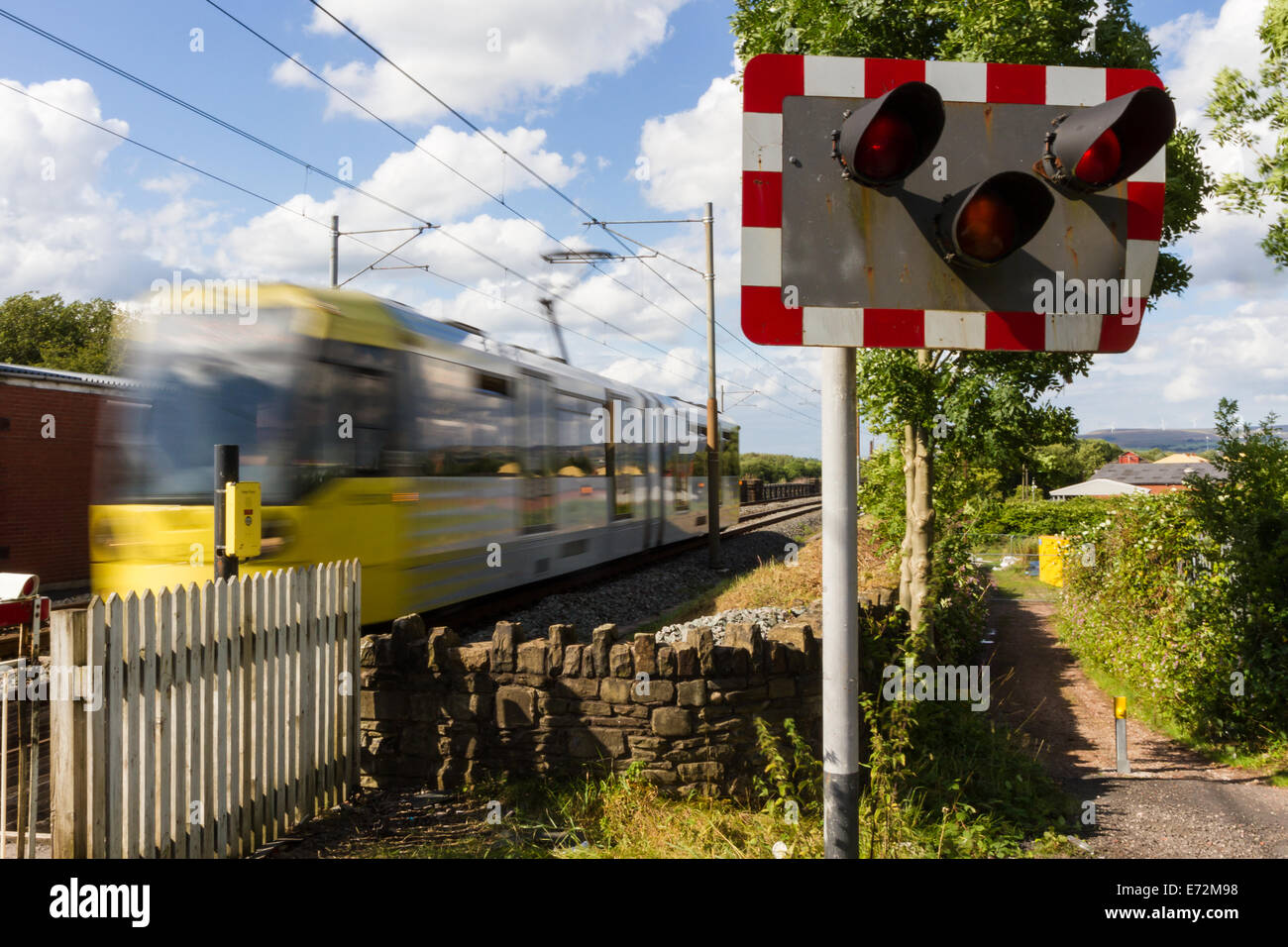 Manchester Metrolink Straßenbahn Hagside Bahnübergang zeigt Signal und schnelllebigen tram auf Bury bis Radcliffe Linie Stockfoto