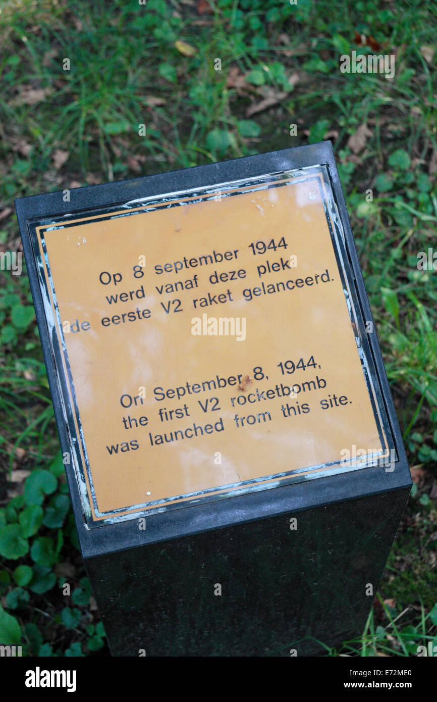 Gedenktafel am Startplatz des ersten deutschen V2-Rakete auf London auf 8. September 1944, Wassenaar, Niederlande. Stockfoto