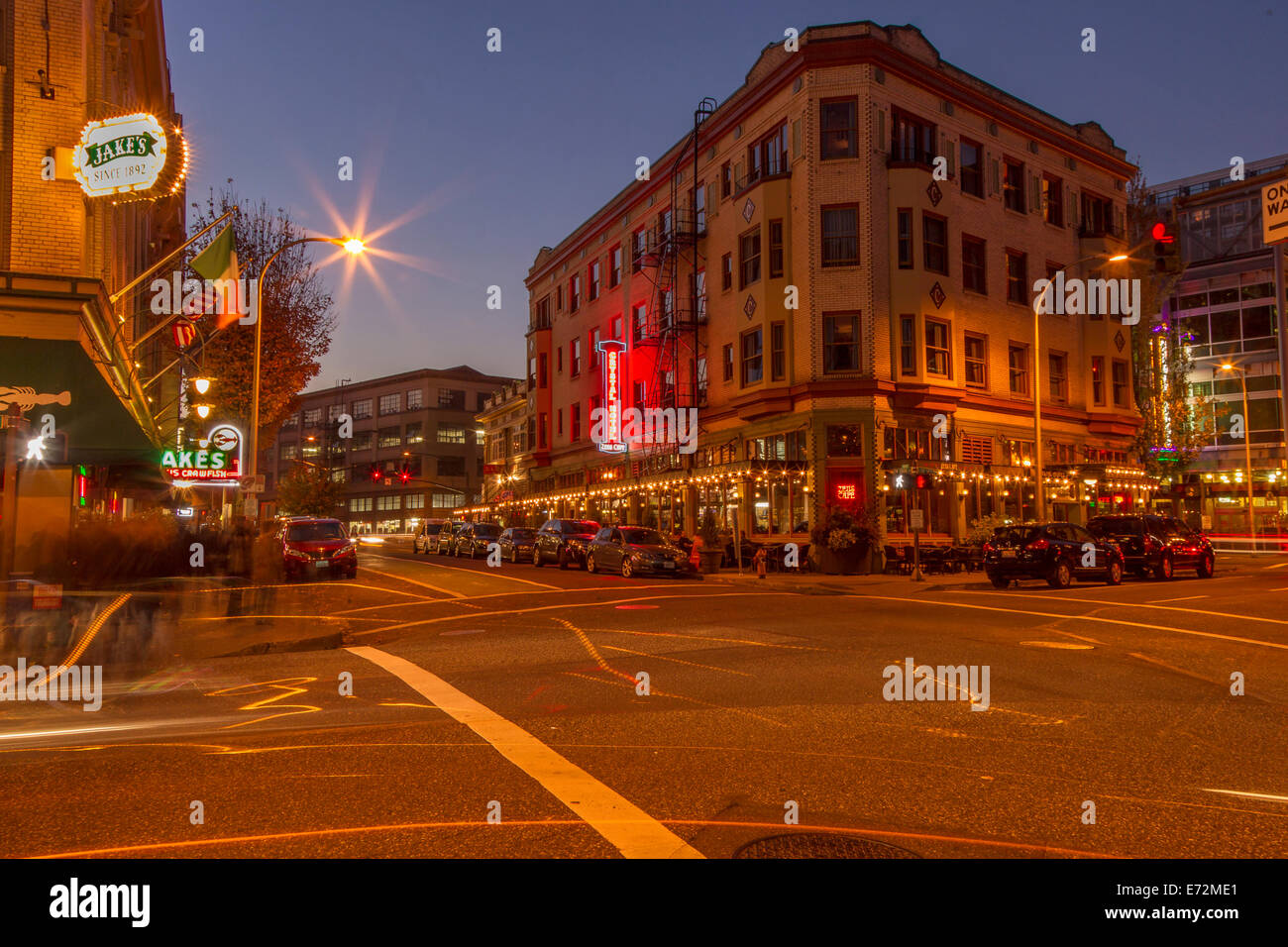 Straßenecke im Stadtteil Perle der Innenstadt von Portland, Oregon, USA. Stockfoto