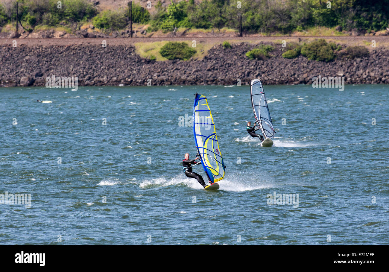 Windsurfen auf dem Columbia River in Hood River, Oregon, USA. Stockfoto