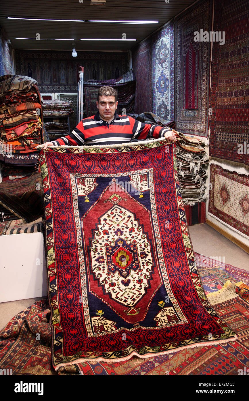 Herr Orhan Yagcioglu, Teppich Verkäufer von Urgup, Nevsehir, Kappadokien, Türkei Stockfoto