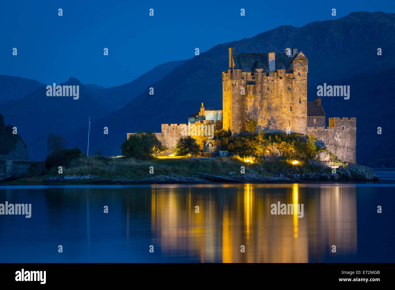 Dämmerung über Eilean Donan Castle am Loch Duich, Dornie, Highlands, Schottland Stockfoto