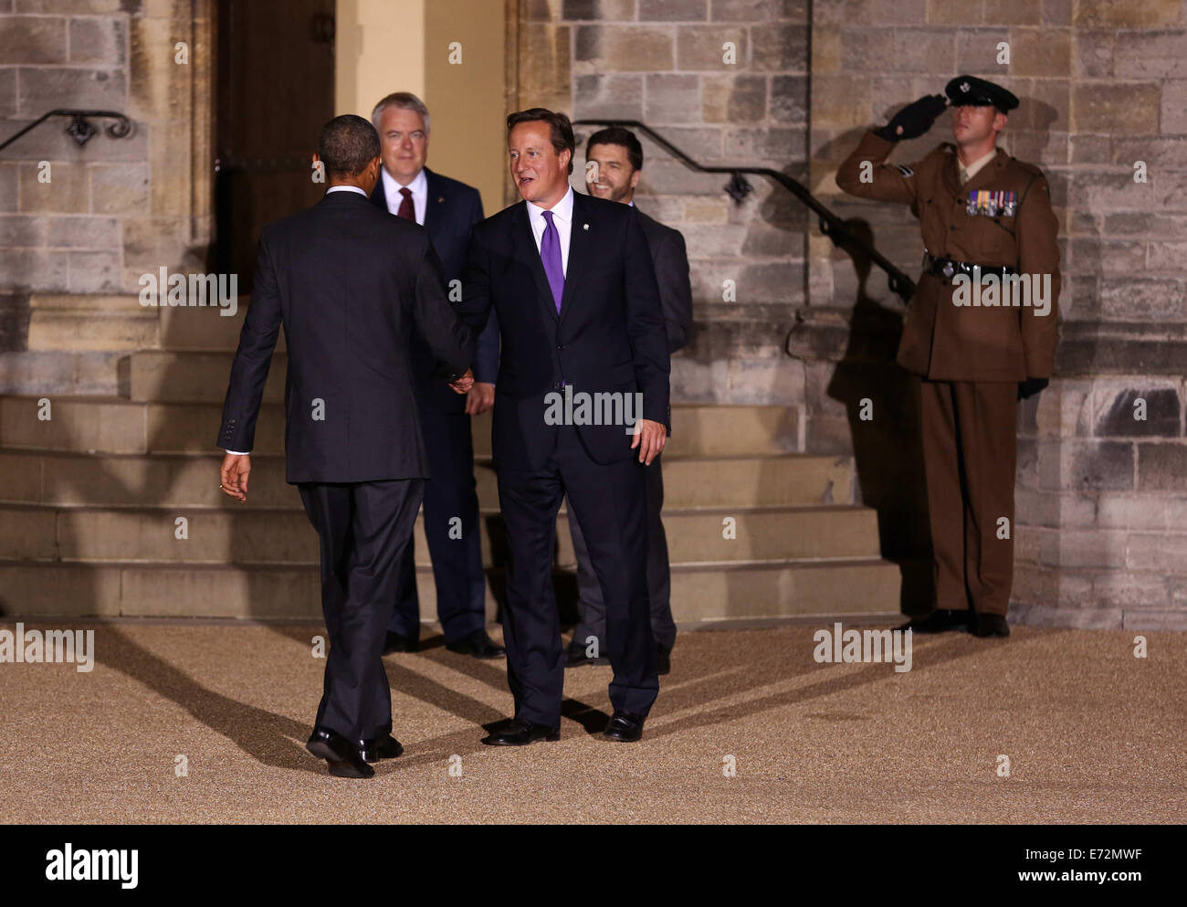 Cardiff, UK. 4. September 2014.   Im Bild: US-Präsident Barack Obama wird von der britische Premierminister David Cameron begrüßt.  Re: Offizielle Abendessen, Leiter der Delegationen auf Cardiff Castle im Rahmen des NATO-Gipfels, South Wales, UK. Bildnachweis: D Legakis/Alamy Live-Nachrichten Stockfoto