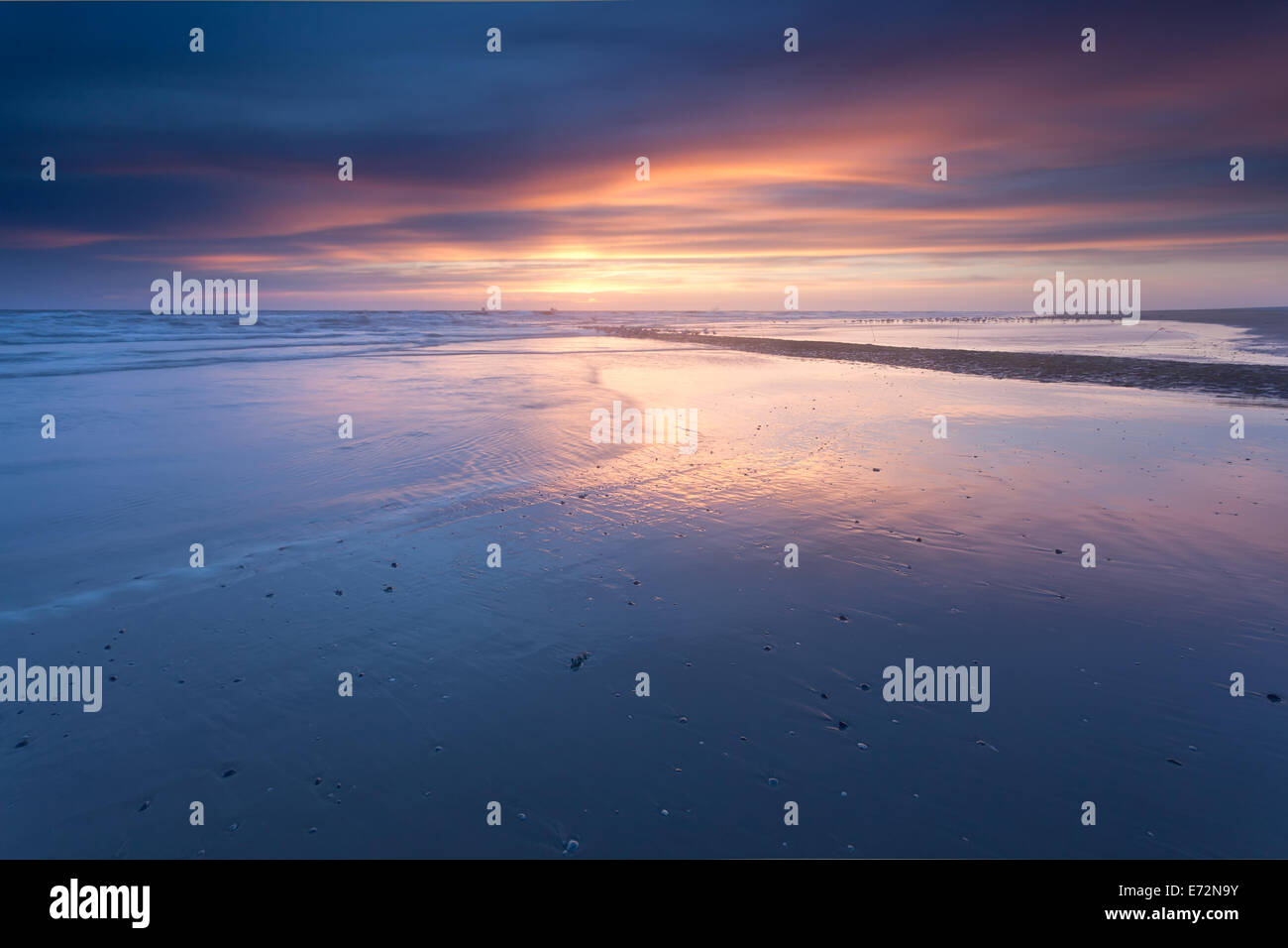 Sonnenuntergang über der Nordseeküste, Bergen Aan Zee, Nordholland, Niederlande Stockfoto