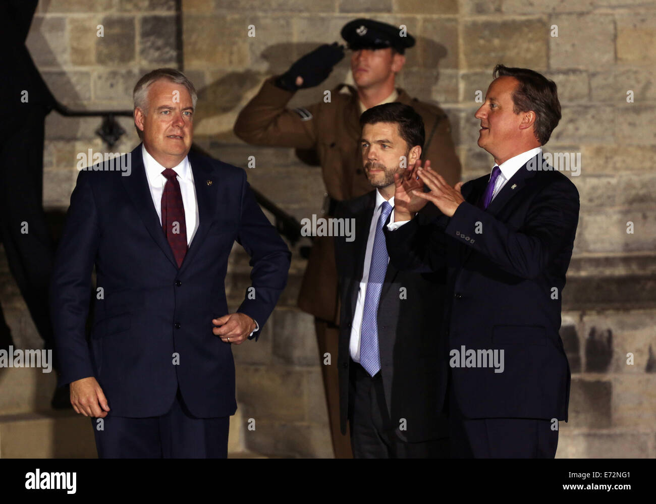 Cardiff UK. Donnerstag, 4. September 2014 im Bild: Wales erste Minister Carwyn Jones, Staatssekretär für Wales Stephen Crabb und Premierminister David Cameron einen Witz zu teilen, während sie darauf warten, Würdenträger außerhalb Cardiff Castle zu begrüßen.  Re: Offizielle Abendessen, Leiter der Delegationen auf Cardiff Castle im Rahmen des NATO-Gipfels, South Wales, UK. Stockfoto