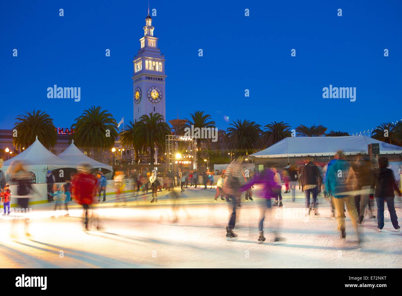 Schlittschuhläufer auf der Eisbahn Justin Herman Plaza in der Nähe von Ferry Building in San Francisco, Kalifornien Stockfoto