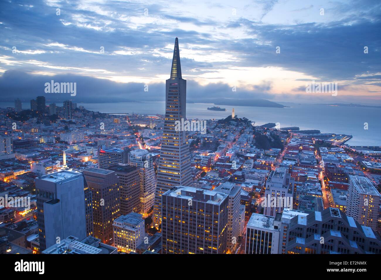 Eine atemberaubenden Sonnenuntergang Szene in San Francisco den Financial District und die Bucht in der Ferne. Stockfoto
