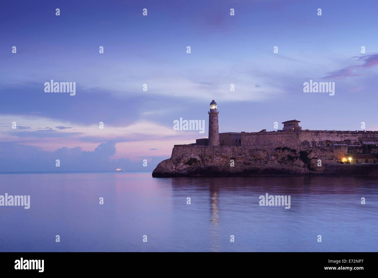 Tourismus und Reisezielen. Kuba, Karibik, La Habana, Havana. Blick auf Morro und Leuchtturm aus dem Malecon. Textfreiraum Stockfoto