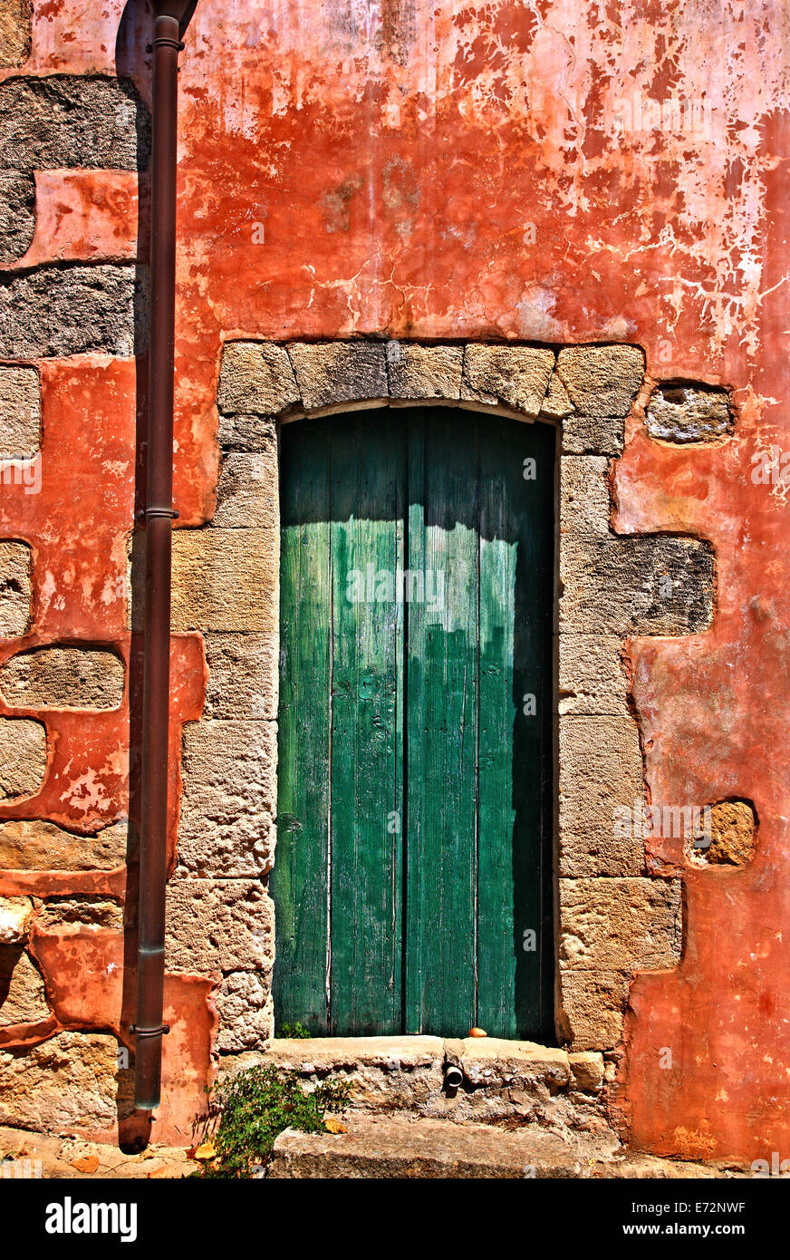 Schöne, bunte Fassade und Tür in ein altes Haus im Dorf Vamos, Apokoronas Grafschaft, Chania, Kreta, Griechenland Stockfoto