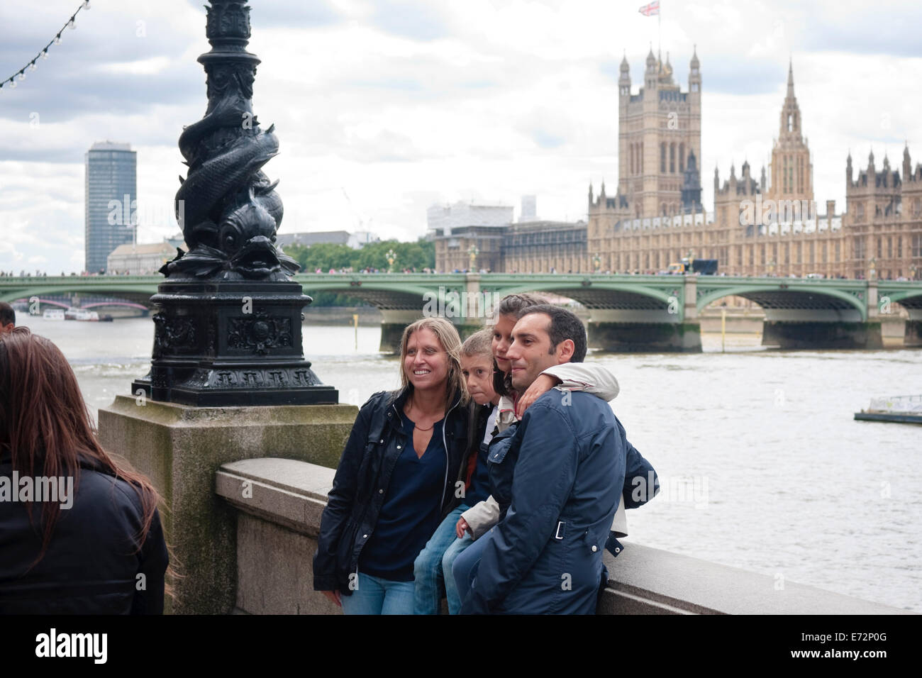 Eine Familie Besuch in London mit ihrem Foto mit den Houses of Parliament im Hintergrund, London, UK Stockfoto
