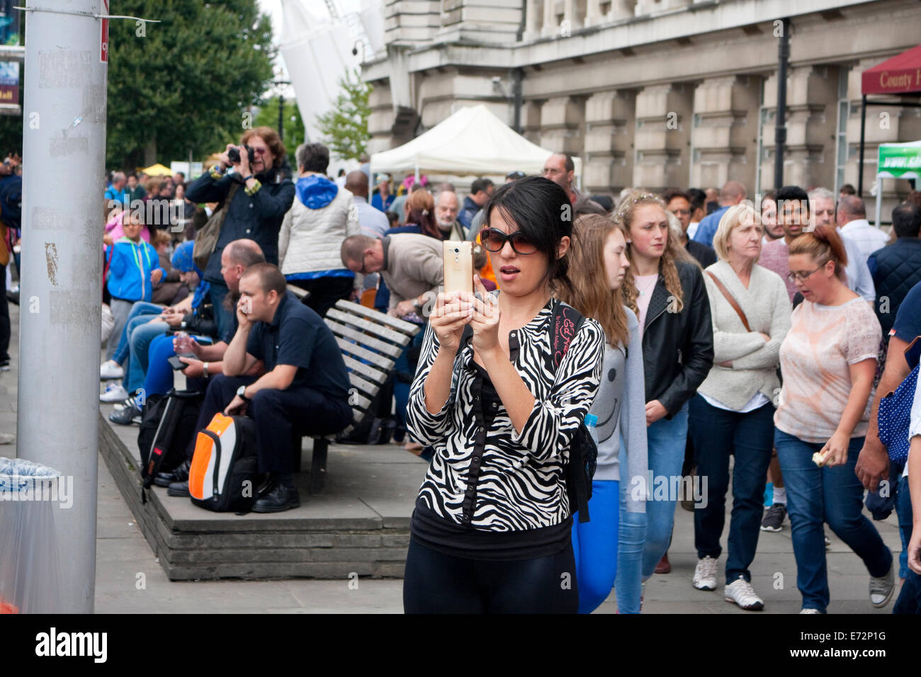 Ein junger Tourist fotografieren mit ihrem Smartphone, Southbank, London, UK Stockfoto