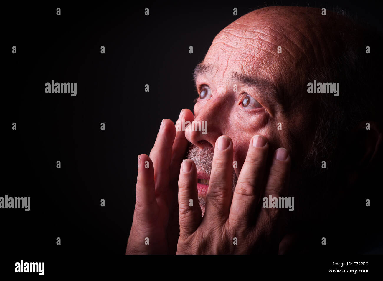 Alter Mann auf der Suche zu erschrecken oder Angst Stockfoto