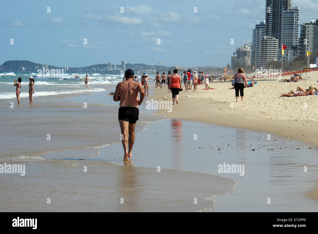 Menschen genießen die angenehmen Bedingungen am Surfers Paradise Beach an der Gold Coast in Australien Stockfoto