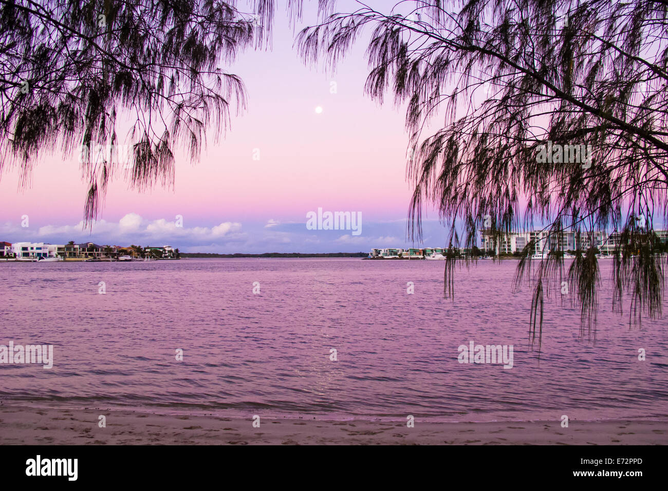 Blick über den Broadwater an der Gold Coast in Australien in der Abenddämmerung. Stockfoto