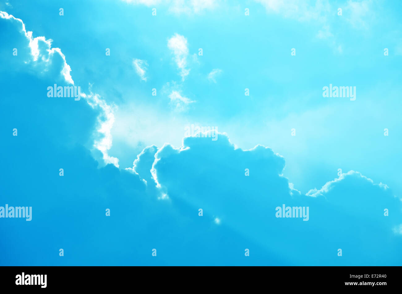 Helle weiße Rand der Wolke am blauen Himmel Stockfoto