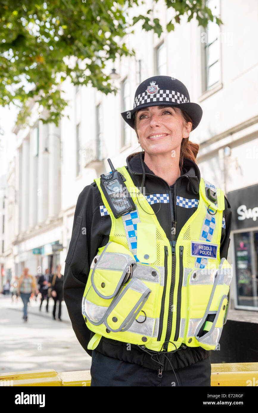 WPC-Polizistin in Cardiff, Wales, UK. Heddlu Welsh Polizei. Stockfoto