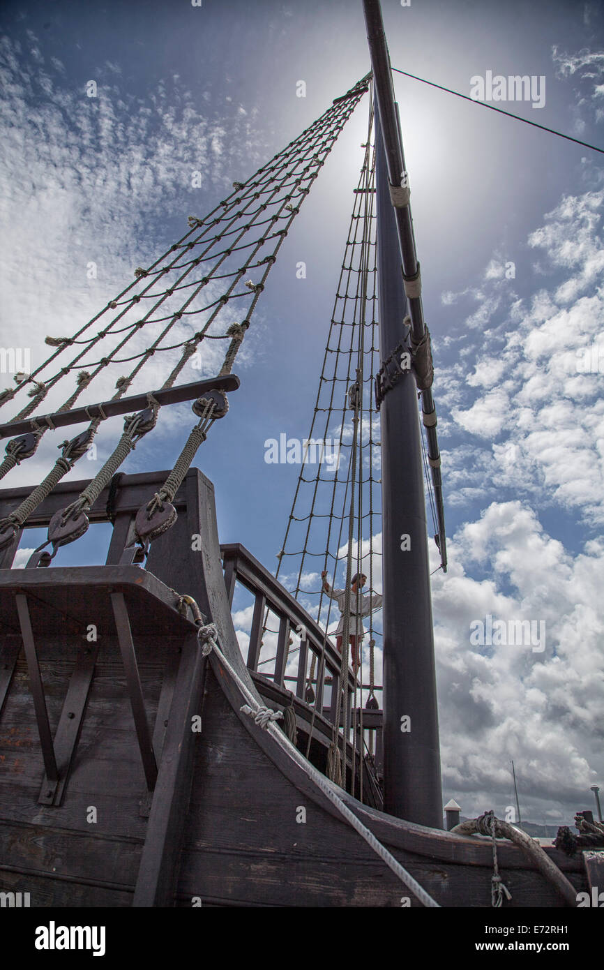 Ein Mann, in diesem Fall ein Mannequin, steht auf der Seil-Takelage der Pinta, eine Replik unterschiedliche zeigt das Leben auf See. Stockfoto