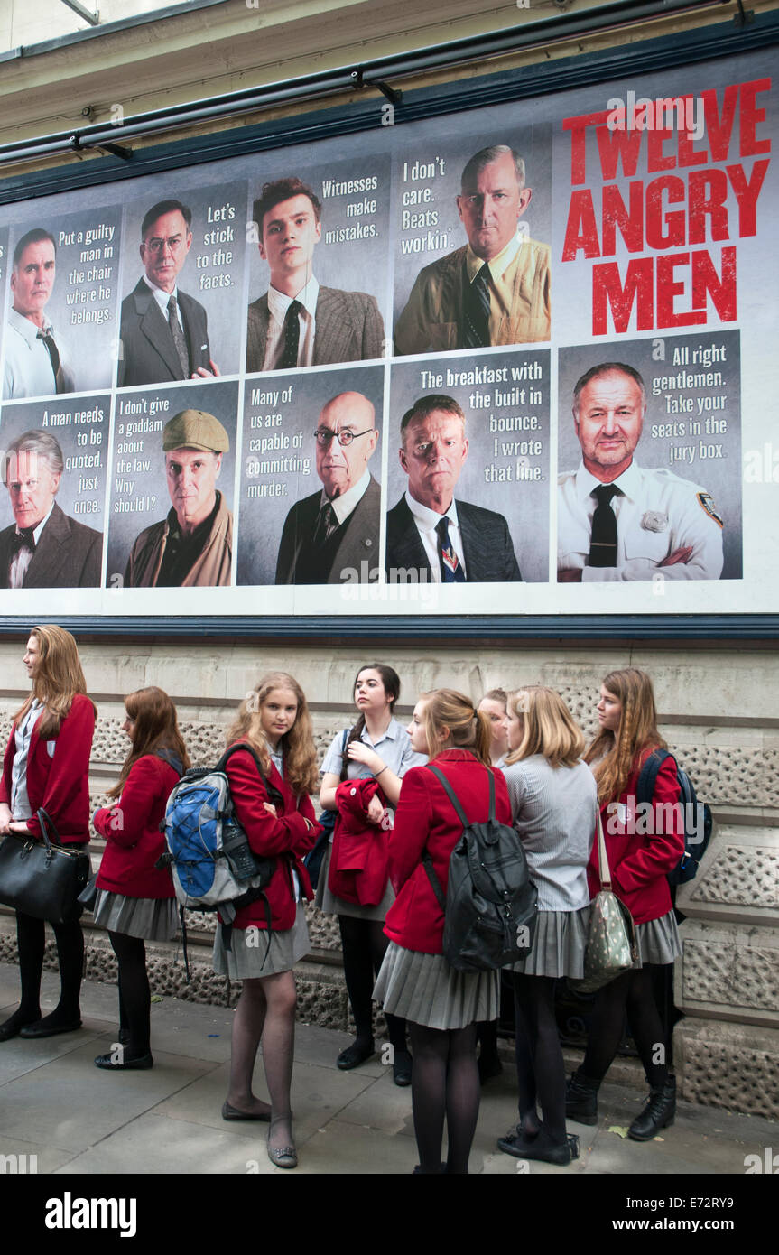 Schülerinnen unter einer Theater-Plakat "Twelve Angry Men" am Garrick Theatre, Charing Cross Road, London Stockfoto