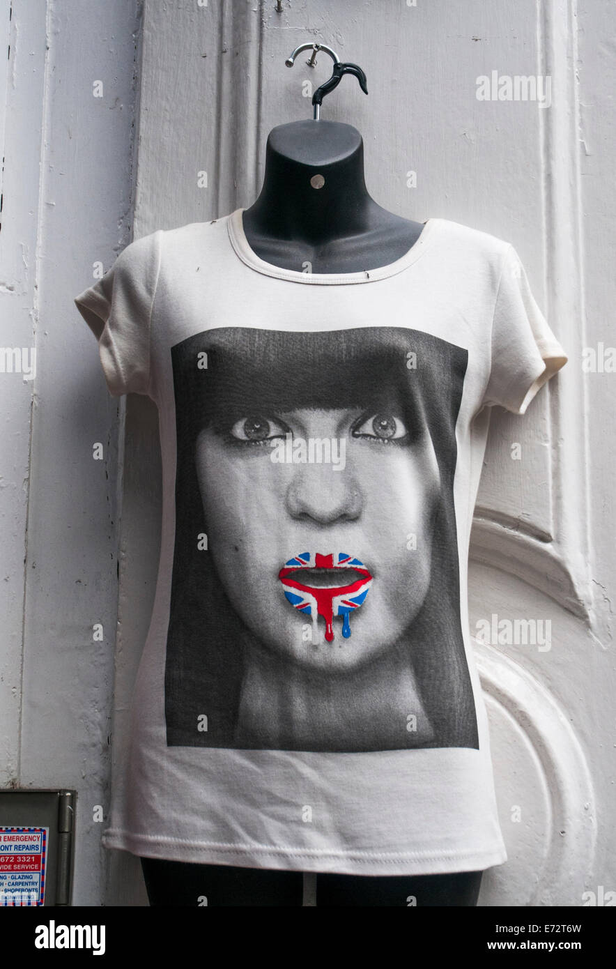 T-Shirt-Anzeige in der Charing Cross Road, London Stockfoto