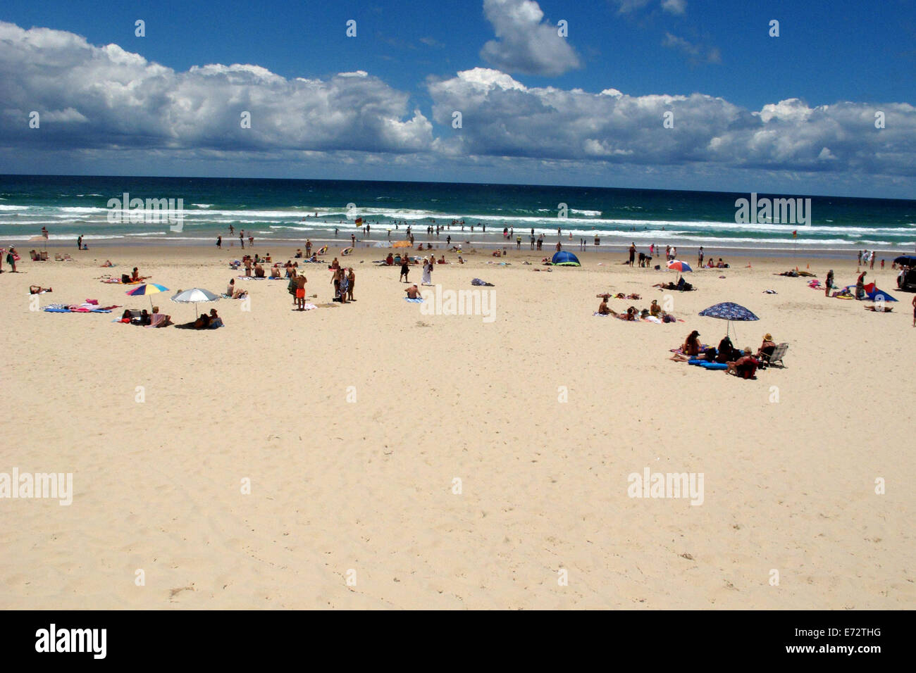 Besucher genießen die Sonne Strand und Surfen Surfers Paradise Beach an der Gold Coast Australien Stockfoto