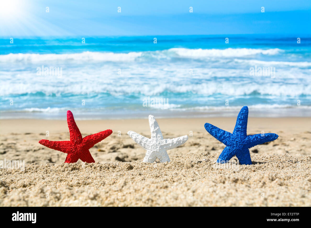 Konzeptionelle Sommer Urlaub Bild der drei roten, weißen und blauen Seestern am Strand Stockfoto
