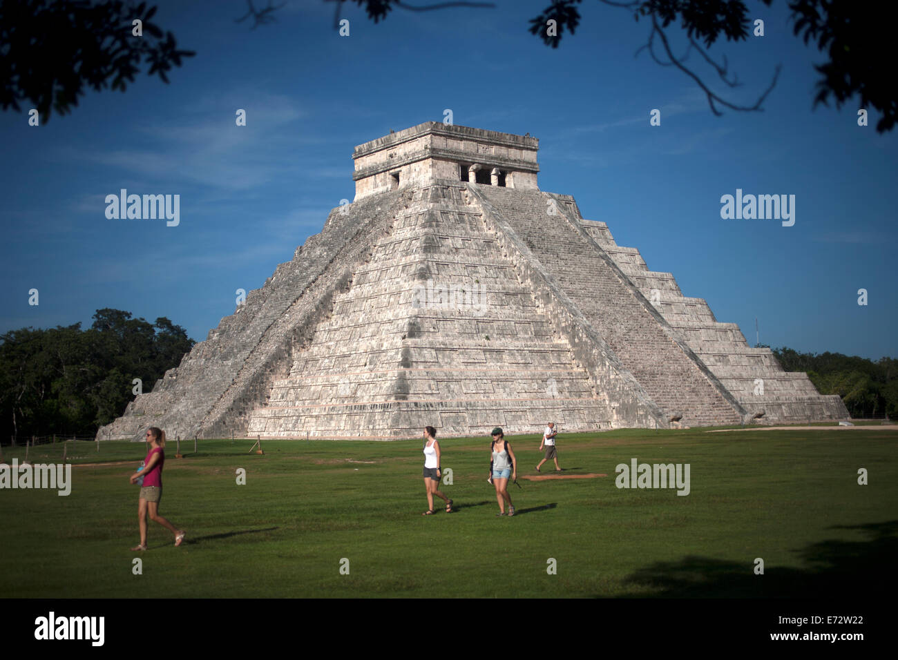 Touristen besuchen die Tempel der Kukulkan, der gefiederte Schlangengott in der Maya-Stadt Chichen Itza, Halbinsel Yucatan, Mexiko, Stockfoto