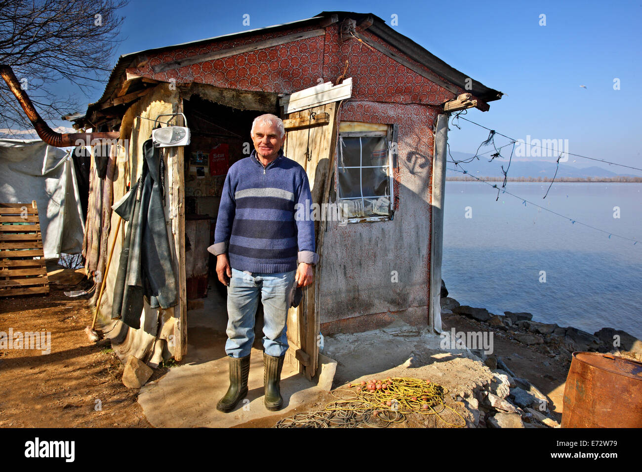 Fischer vor seiner Hütte am Kerkini-See, Serres, Mazedonien, Griechenland Stockfoto
