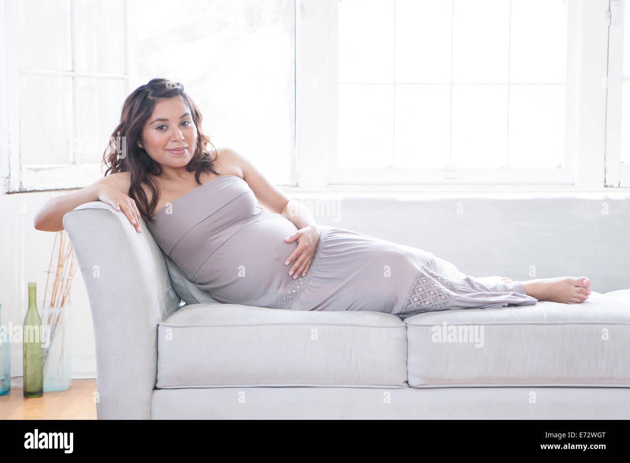 Ansicht der schwangeren Frau auf sofa Stockfoto