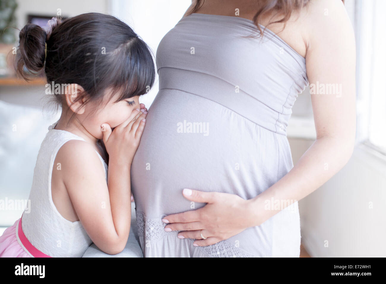 Blick auf schwangere Frau mit Tochter (6-7) Stockfoto
