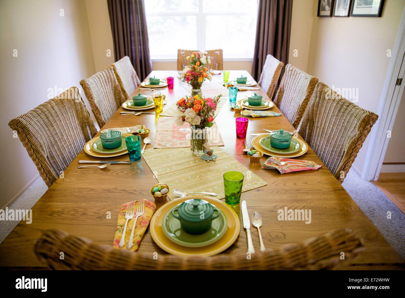 Gedeckter Tisch im Speisesaal Stockfoto