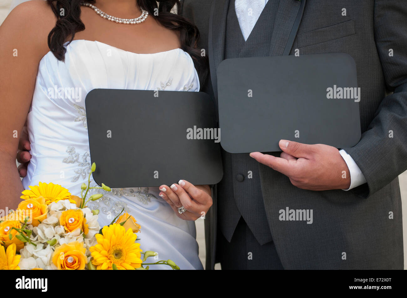 Braut und Bräutigam haben eine benutzerdefinierte Meldung auf Schultafeln Stockfoto
