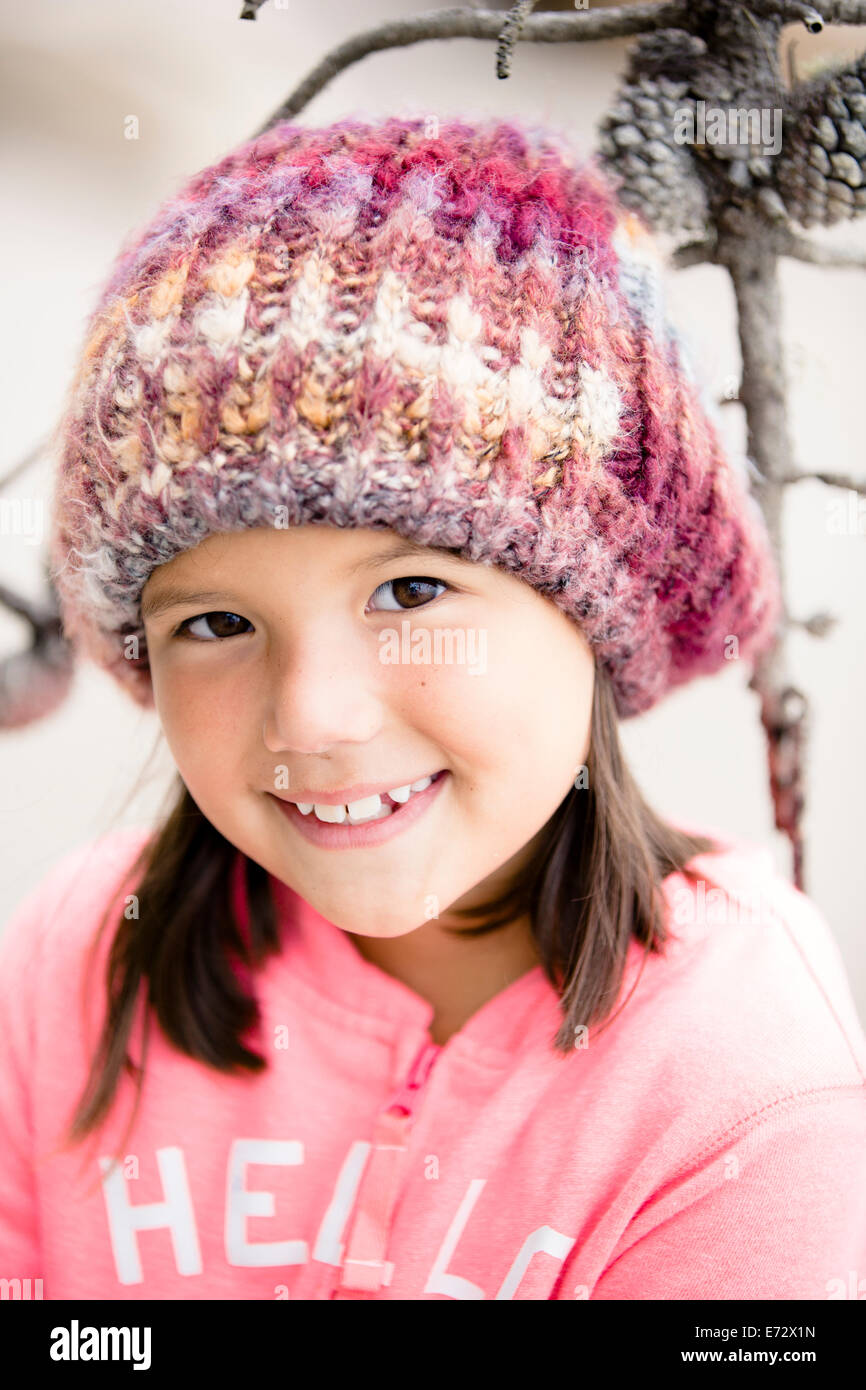Porträt von lächelndes Mädchen (6-7) tragen stricken Hut Stockfoto