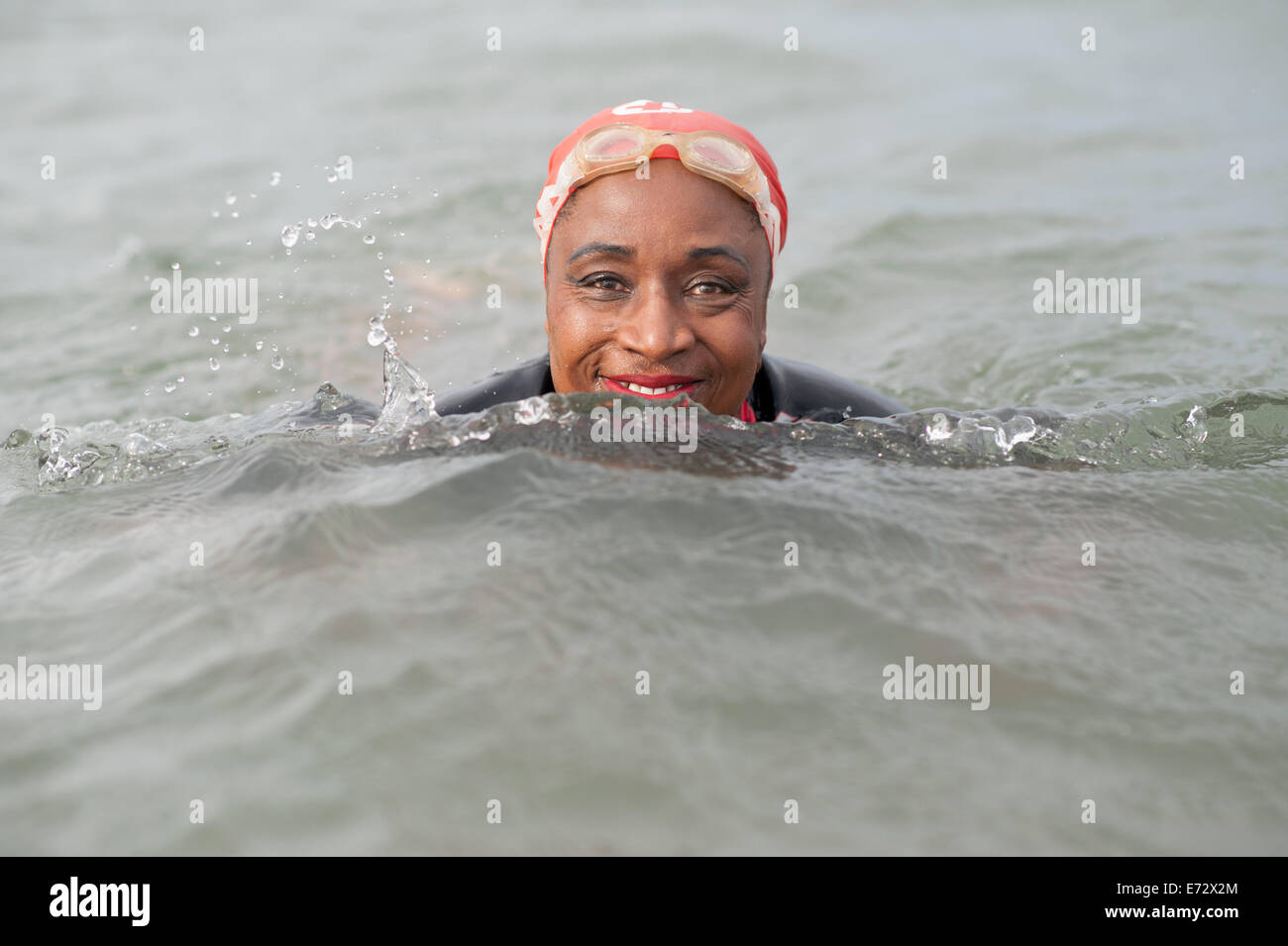 Porträt der Frau schwimmen Stockfoto